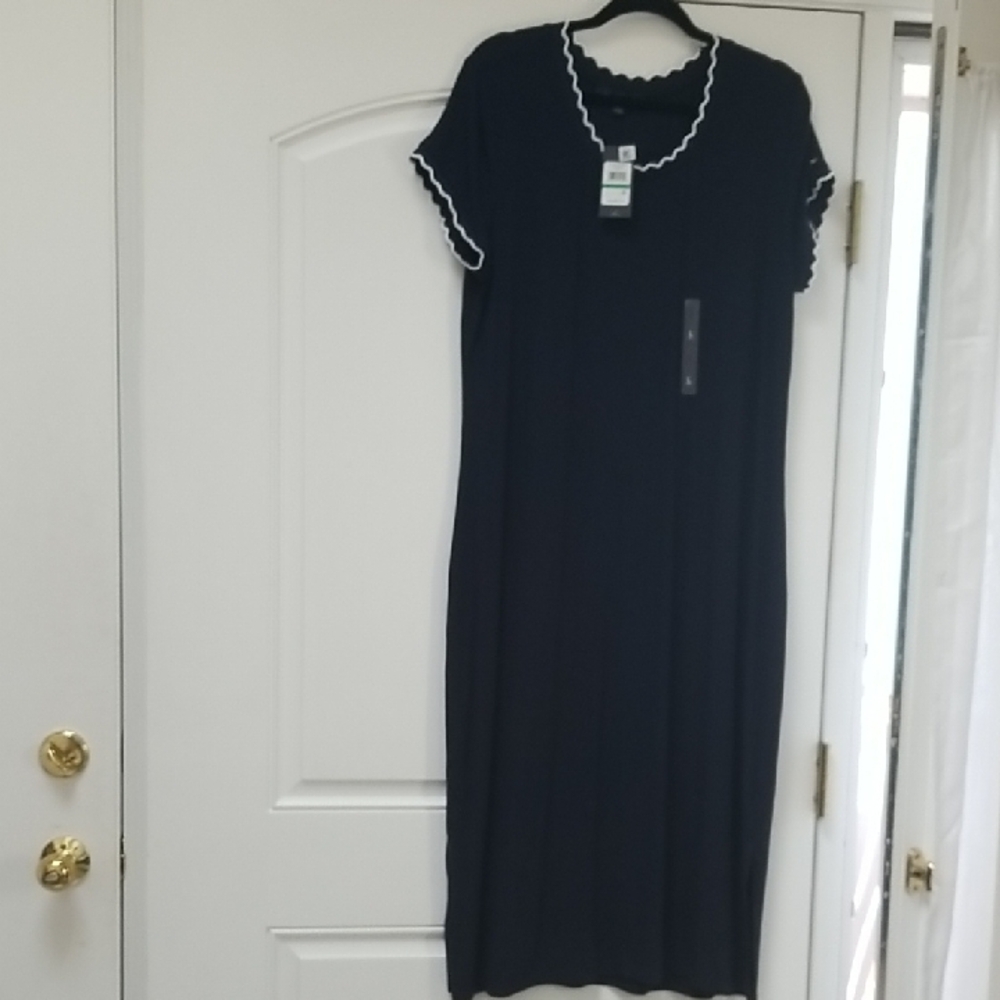 Chic Black Maxi Dress with Flowing Silhouette and Elegant Design